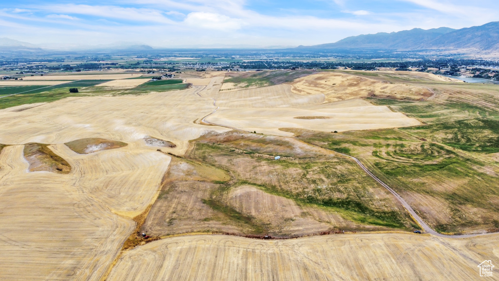 Bird\'s eye view with a mountain view