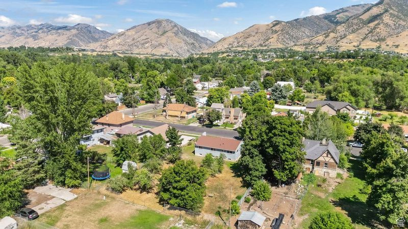 Drone / aerial view featuring a mountain view