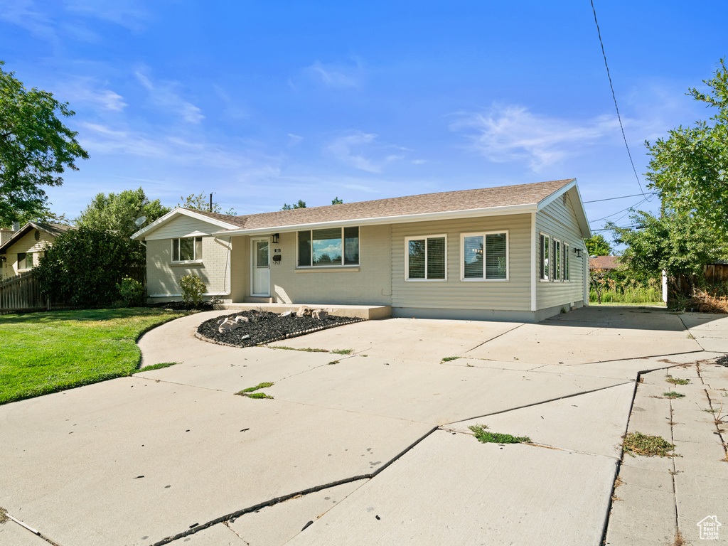 Ranch-style home with a front yard