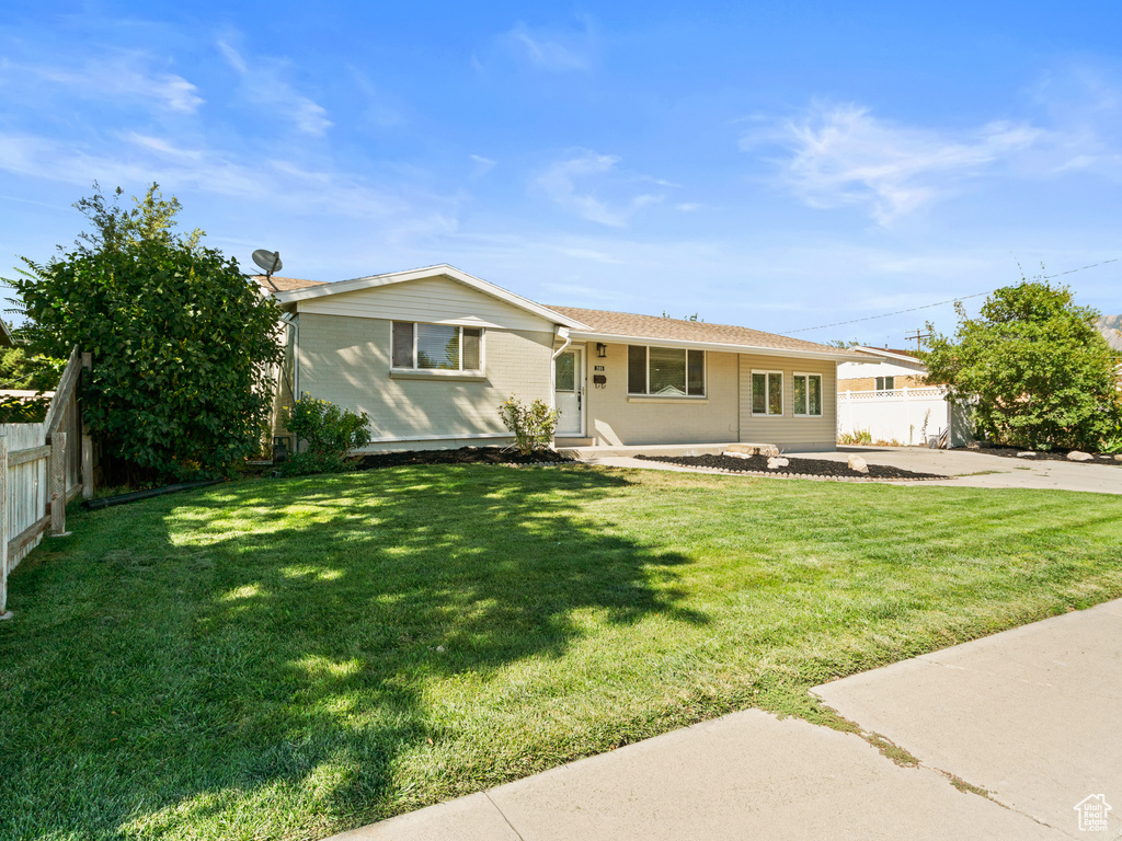 Single story home with a front yard