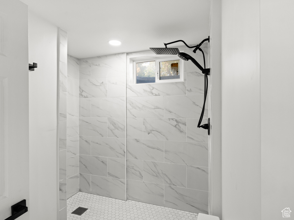 Bathroom featuring a tile shower