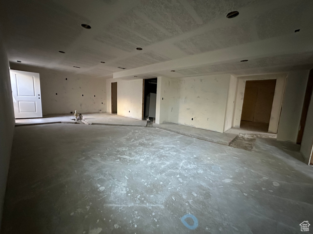 Empty room featuring concrete flooring