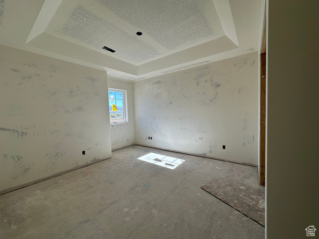 Empty room with a tray ceiling