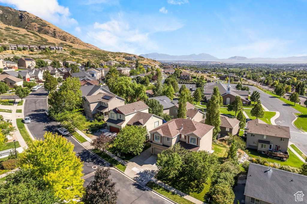 Birds eye view of property featuring a mountain view