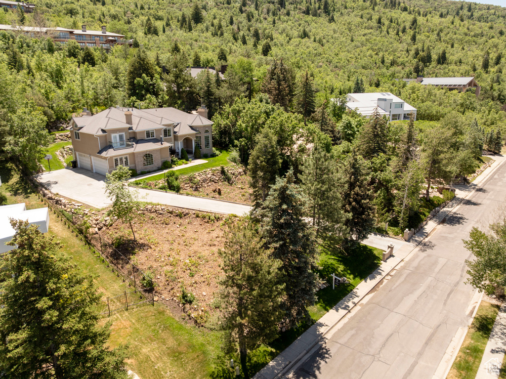 Bird\'s eye view of a heavily wooded area