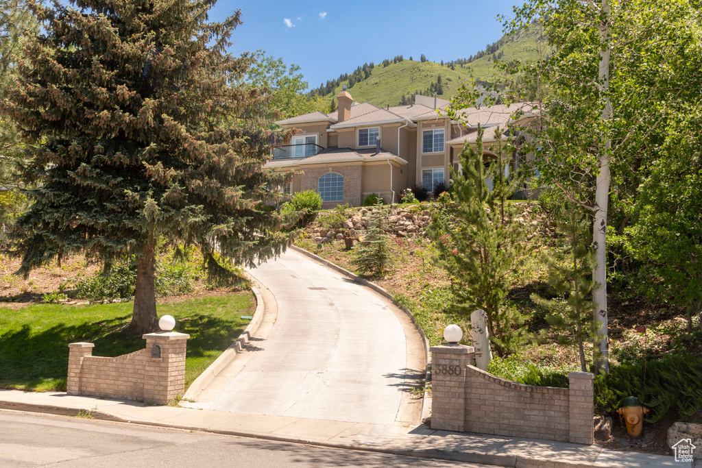 View of home\'s community featuring a mountain view and concrete driveway