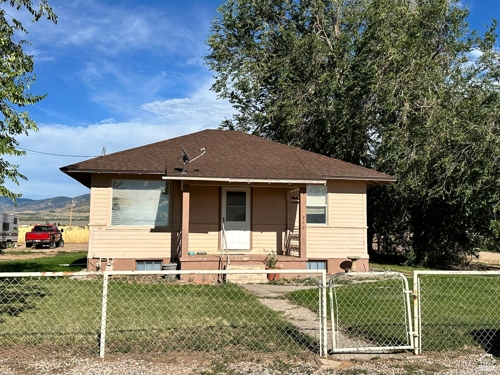 Bungalow featuring a front yard