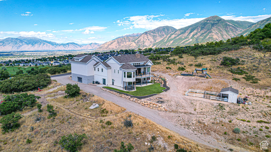 Bird\'s eye view with a mountain view