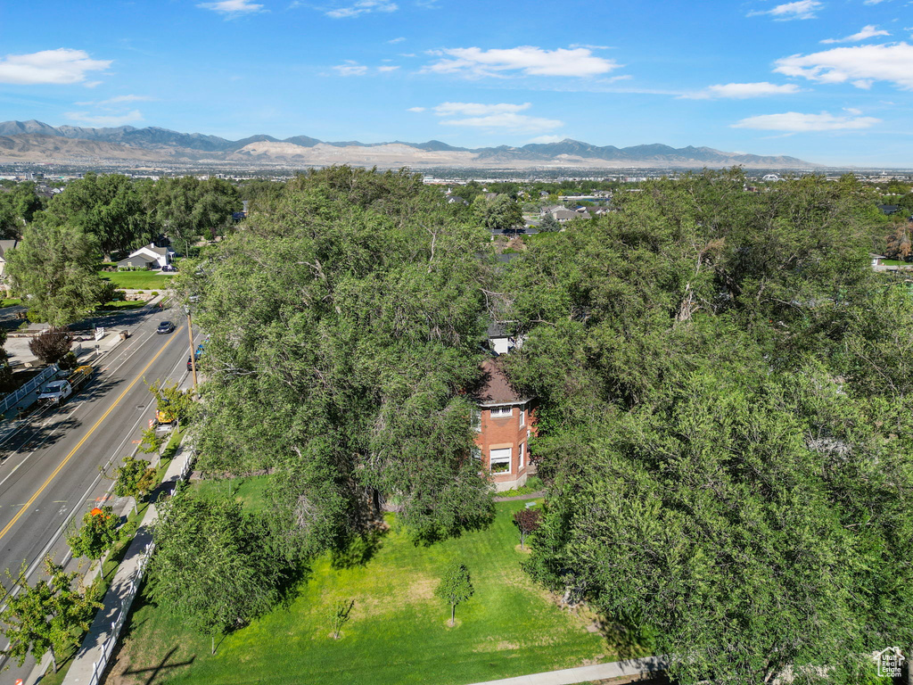 Aerial view with a mountain view