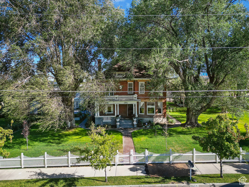 View of front of house featuring a front lawn