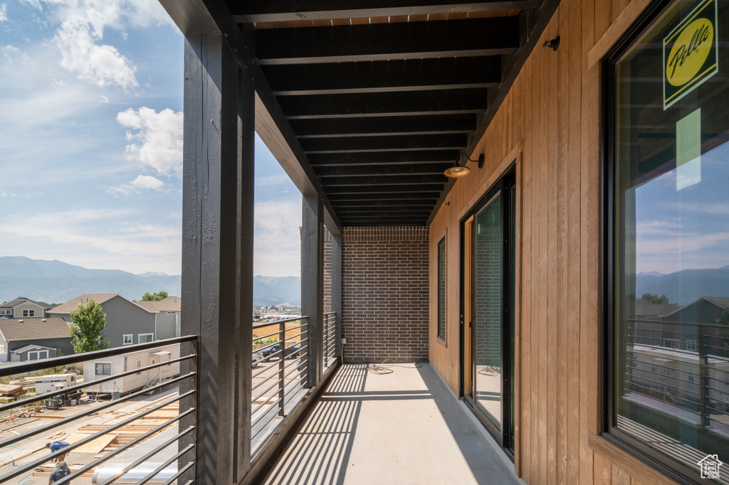 Balcony featuring a mountain view