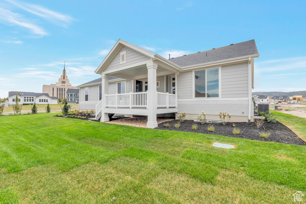 View of front of house featuring a front yard