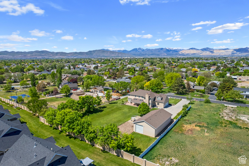 Aerial view with a mountain view