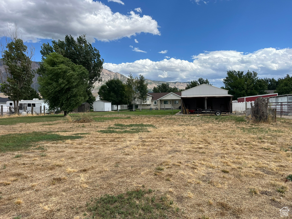 View of yard featuring an outdoor structure