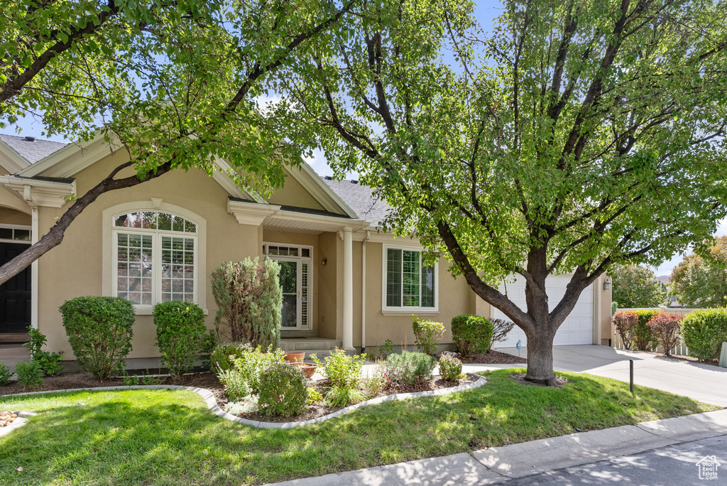 View of front facade with a garage and a front yard