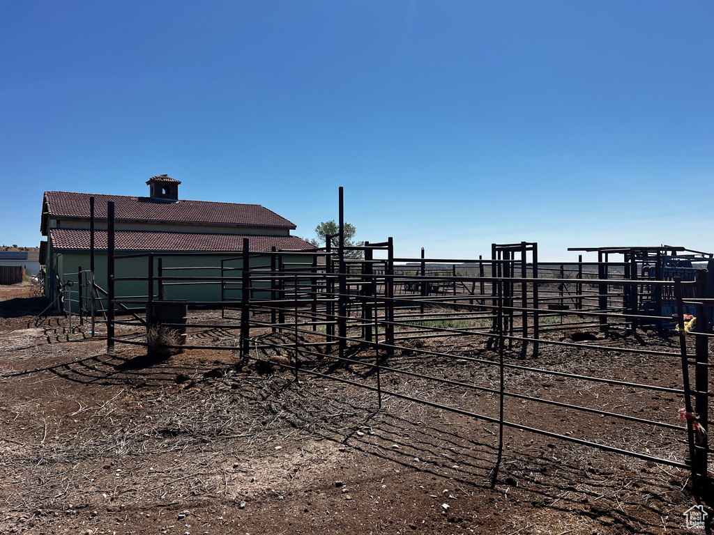 View of yard with an outbuilding