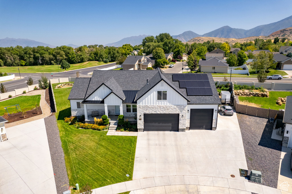 Aerial view with a mountain view