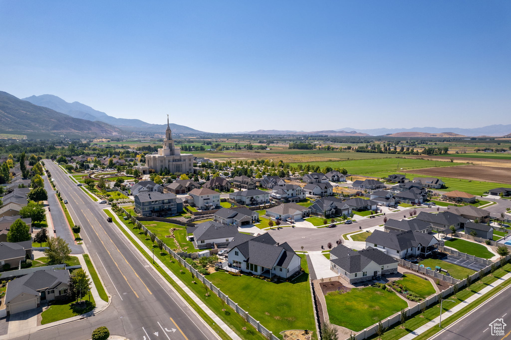 Bird\'s eye view with a mountain view