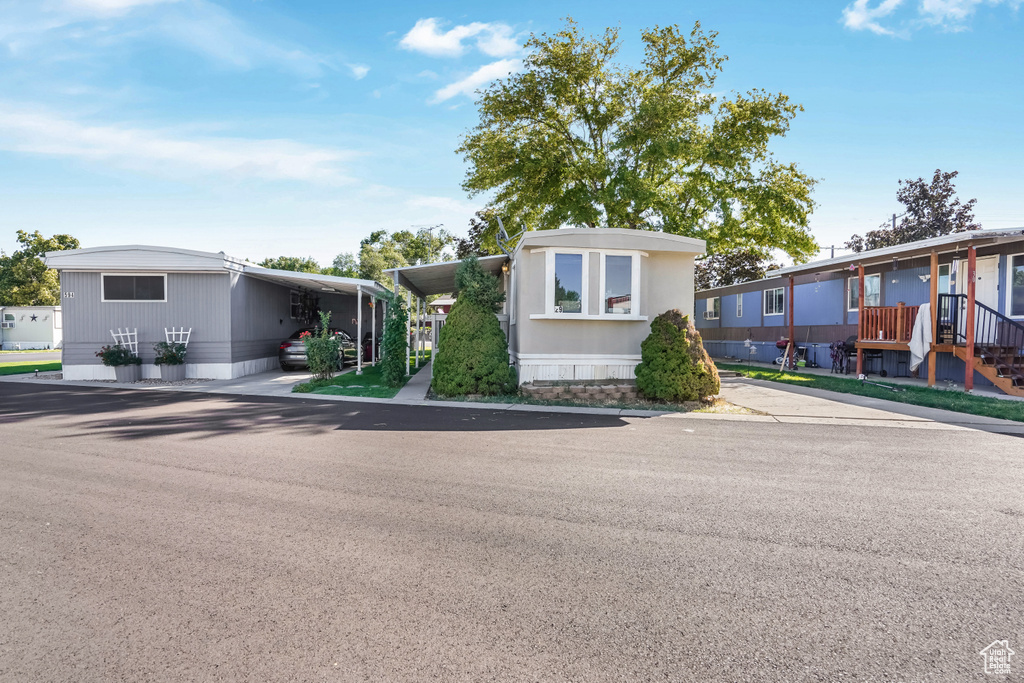 Manufactured / mobile home featuring a carport