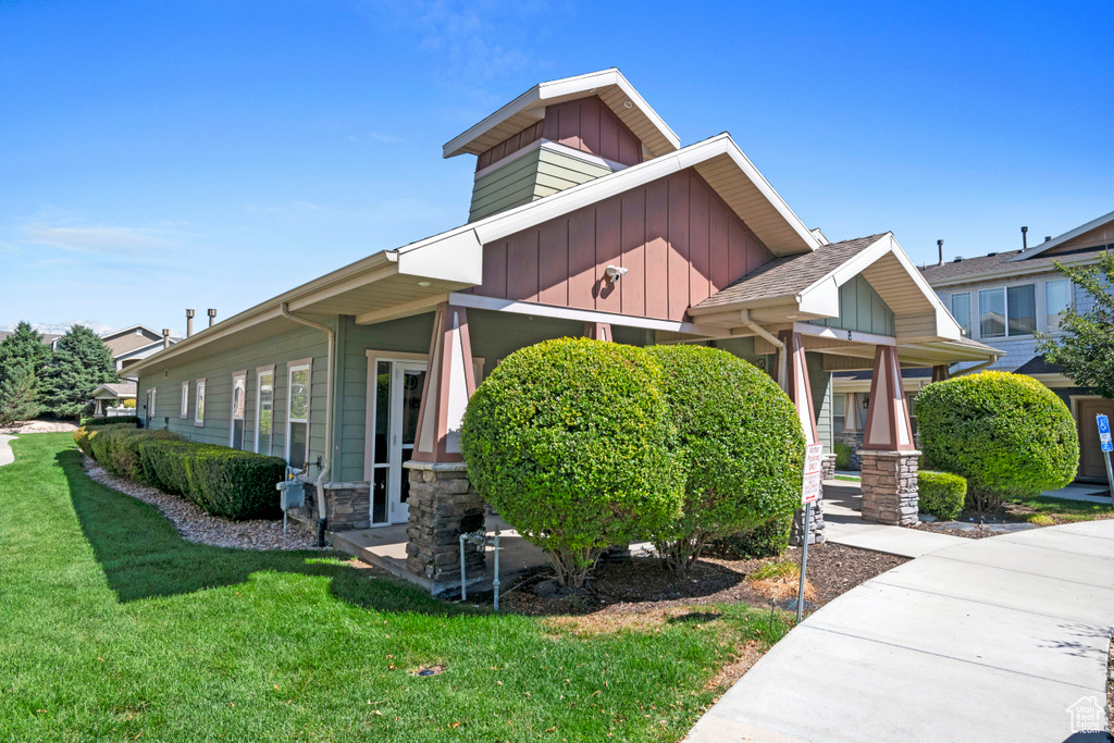 View of front of property featuring a front yard