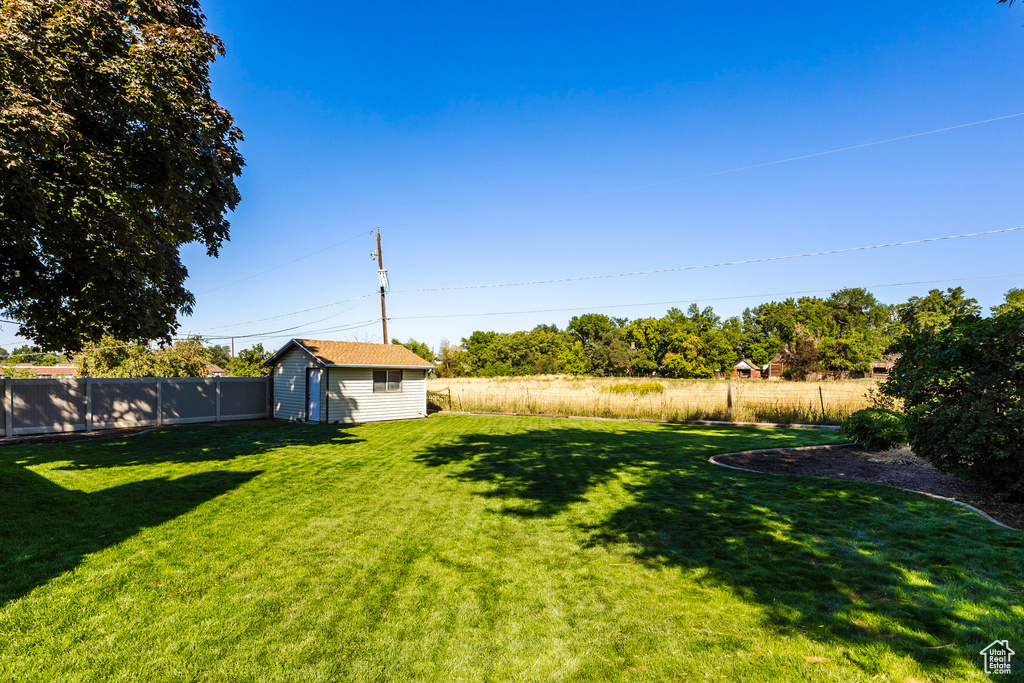 View of yard featuring an outdoor structure