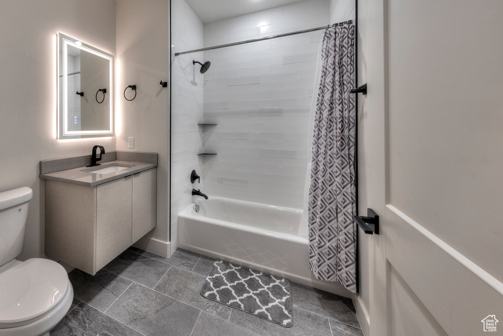 Full bathroom featuring vanity, toilet, and shower / tub combo