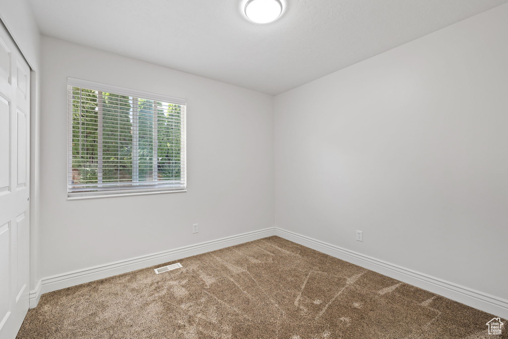 Unfurnished room with carpet flooring