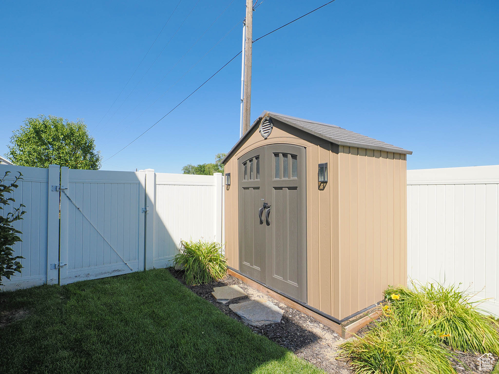 View of outbuilding featuring a yard