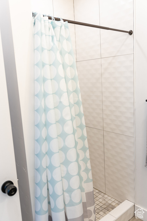 Bathroom with a shower with shower curtain