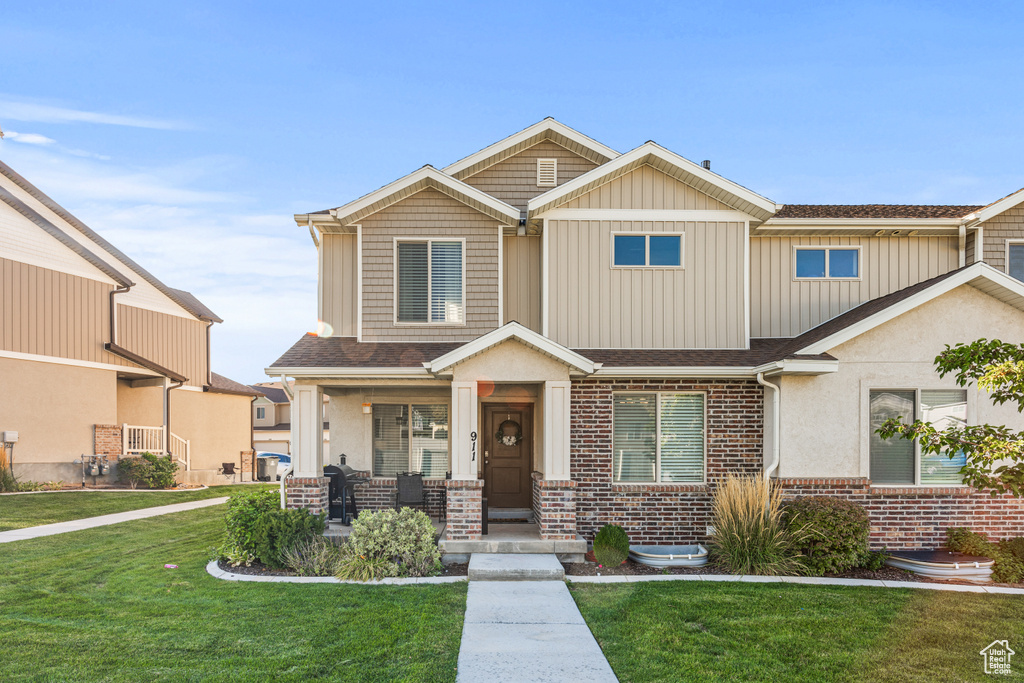 Craftsman house featuring a front yard