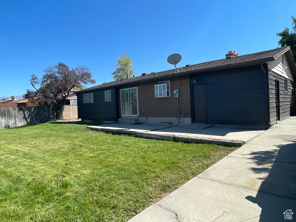 Ranch-style house with a front lawn