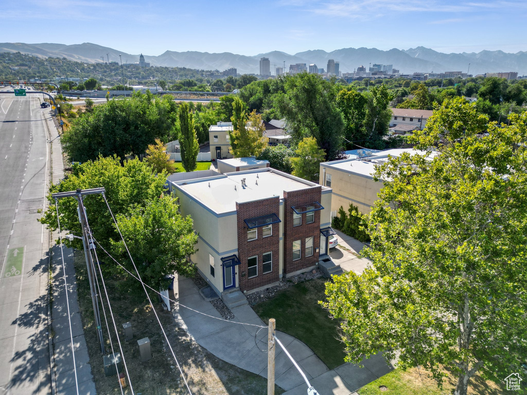 Bird\\\'s eye view with a mountain view