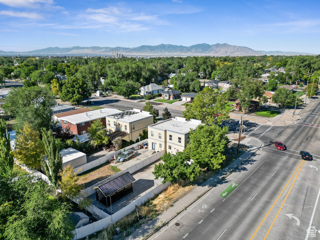 Birds eye view of property featuring a mountain view