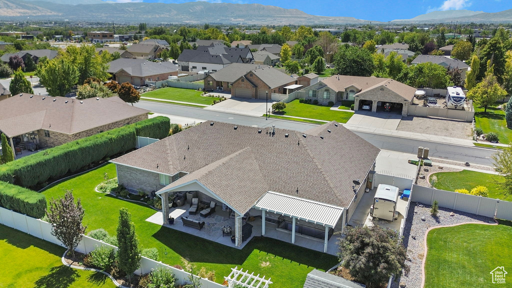 Birds eye view of property featuring a mountain view