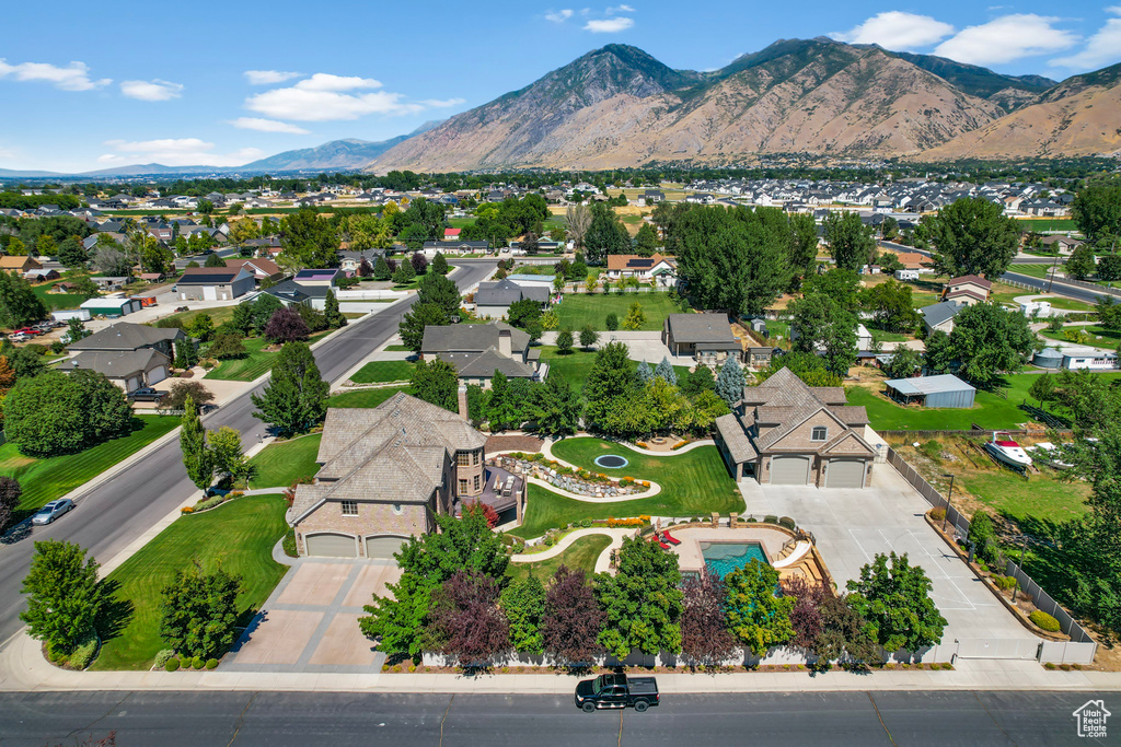 Birds eye view of property featuring a mountain view