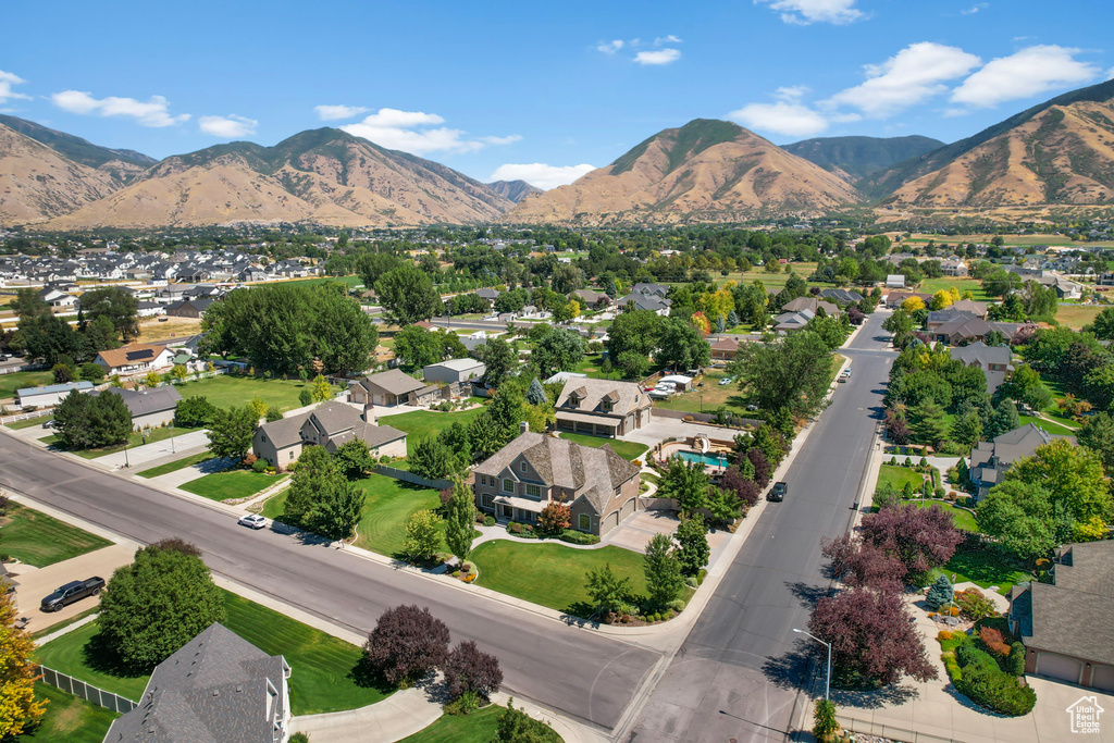 Aerial view with a mountain view