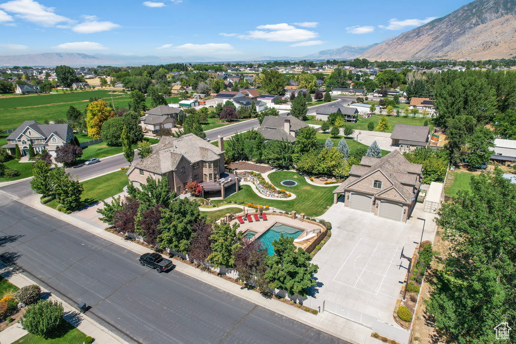 Aerial view with a mountain view