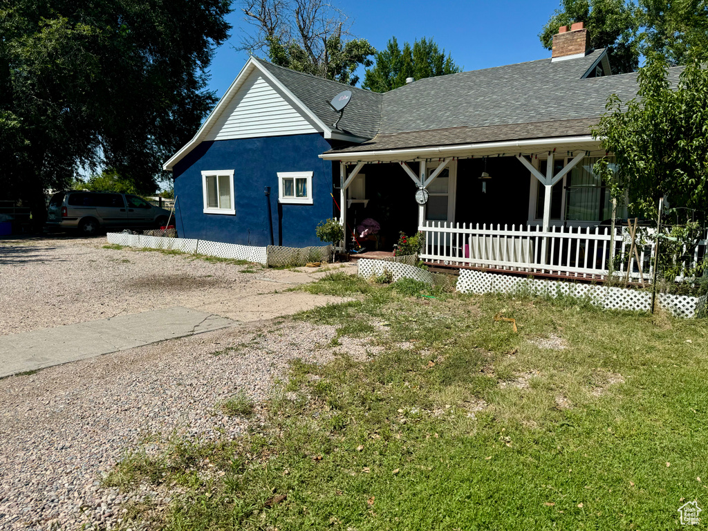 View of front facade featuring a front lawn