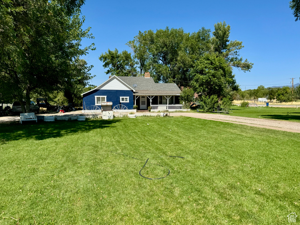 View of front of house featuring a front yard