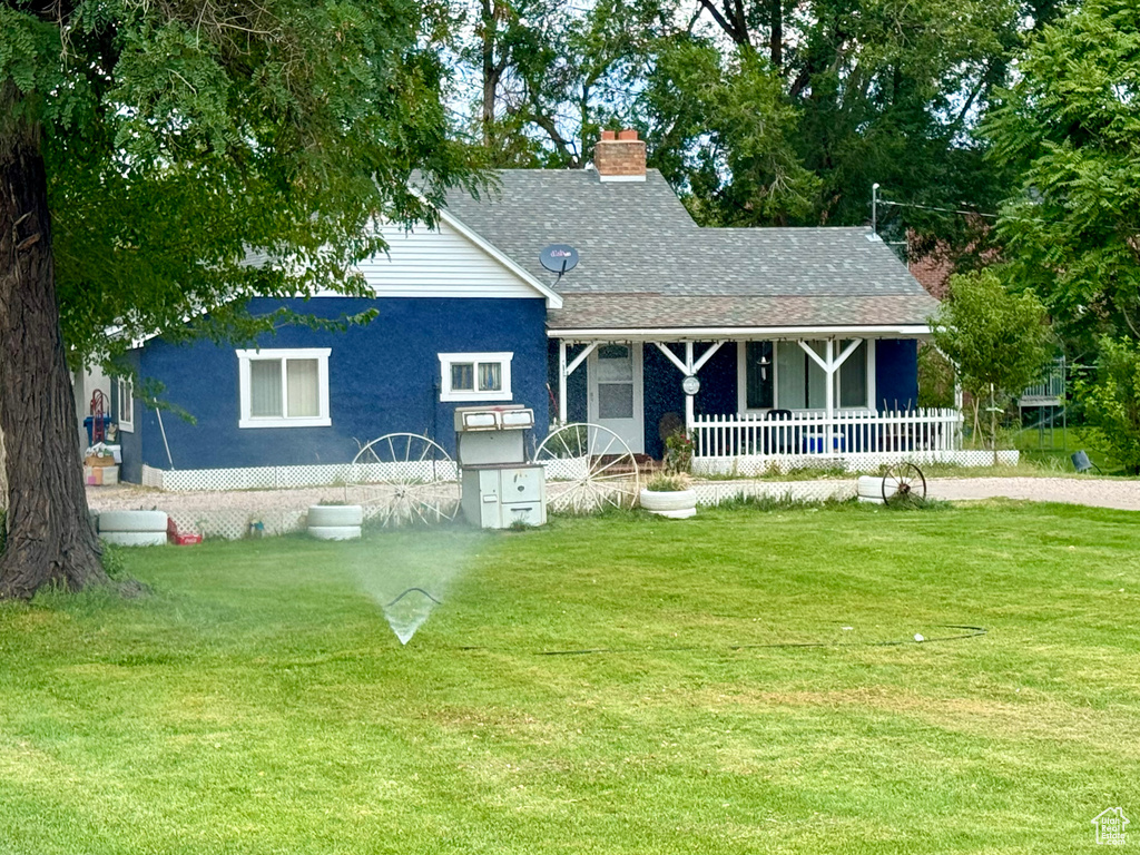 View of front facade featuring a front lawn