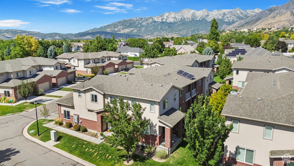 Bird\\\'s eye view featuring a mountain view