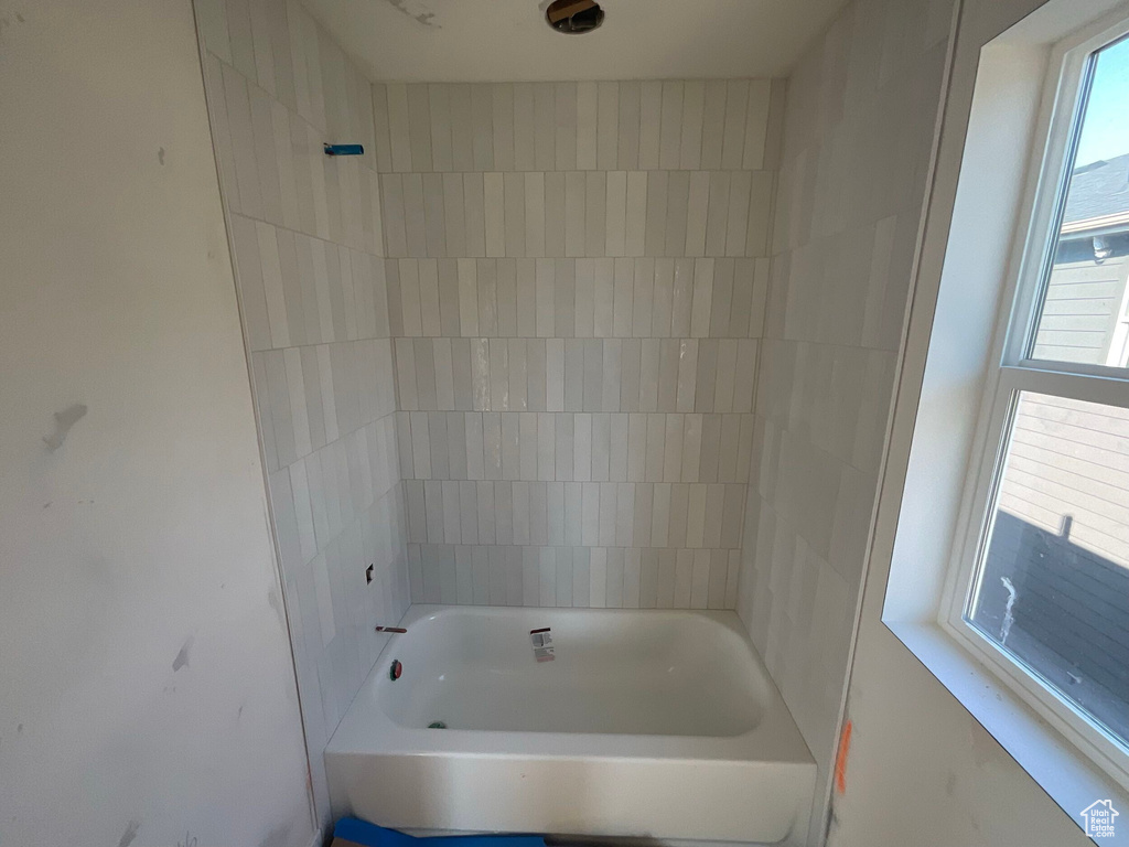 Bathroom featuring tiled shower / bath