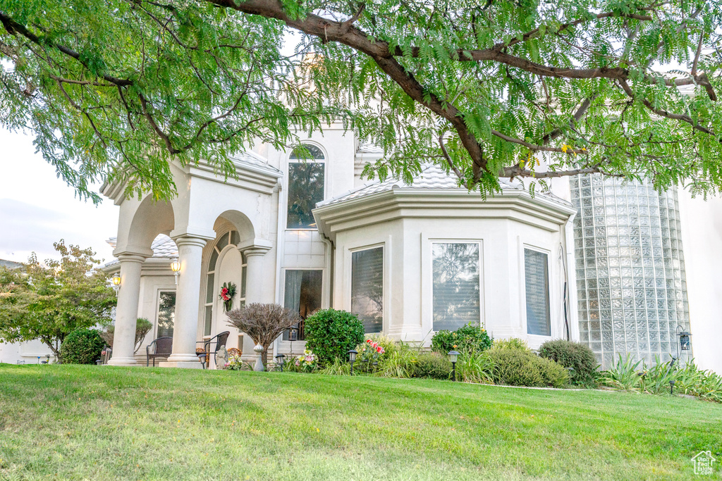 View of front of property featuring a front yard