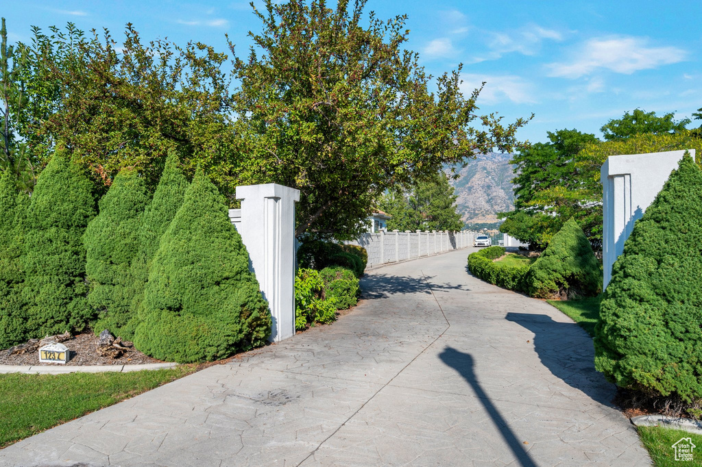 Surrounding community with a mountain view