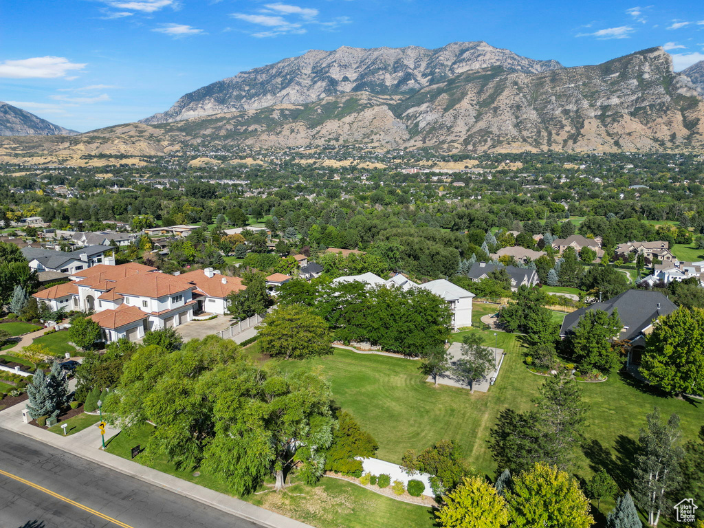 Aerial view with a mountain view