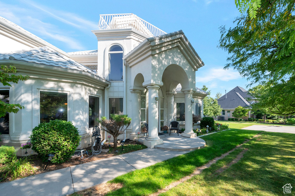 View of front of home featuring a front yard