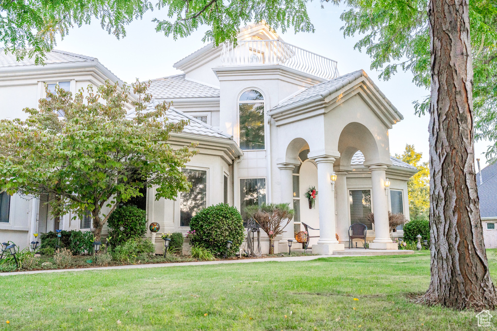 View of front of home featuring a front lawn