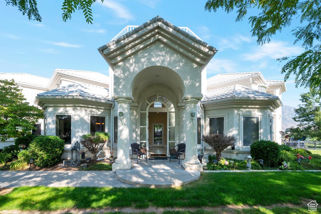 View of front of property featuring a front lawn