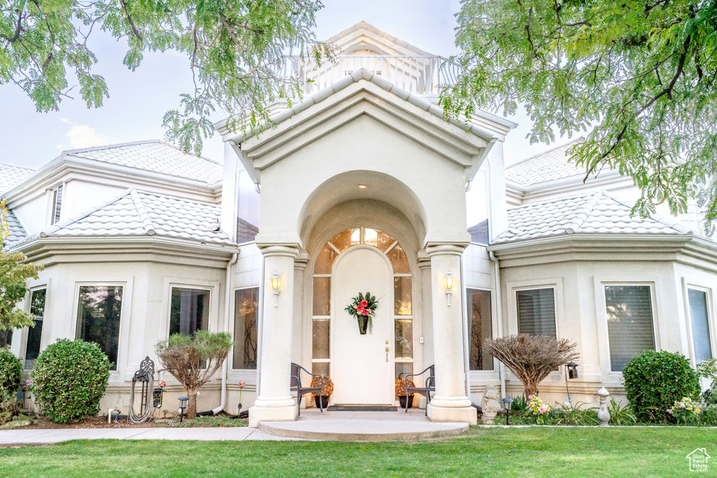 View of front of house featuring a front lawn