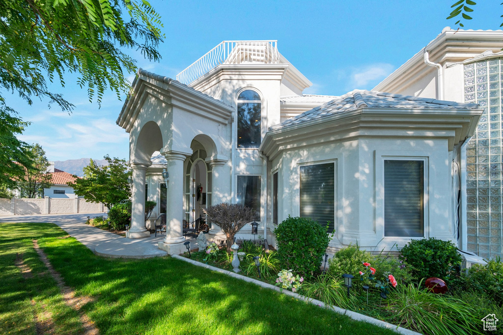 View of front of house with a front lawn